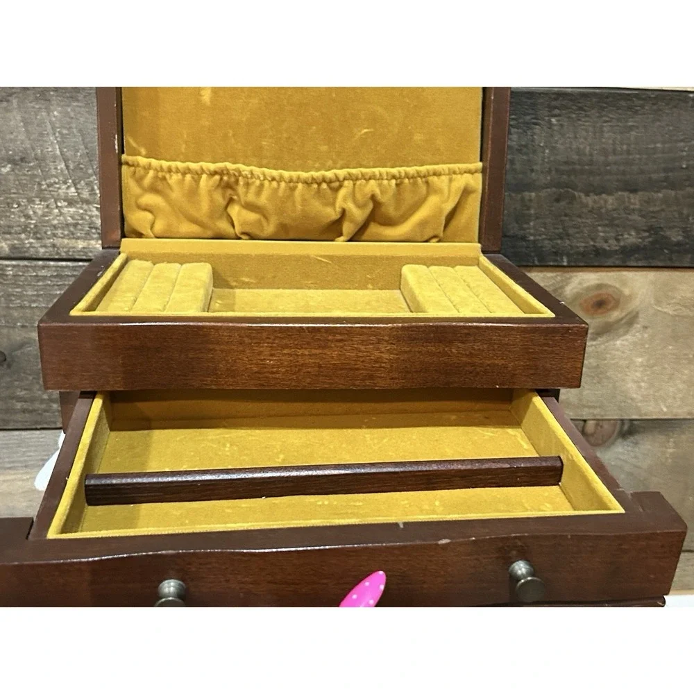 VTG MAHOGANY (?) JEWELRY BOX W/REMOVABLE TRAY & Yellow LINING